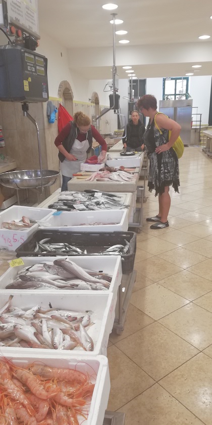 Fisch kaufen am Markt