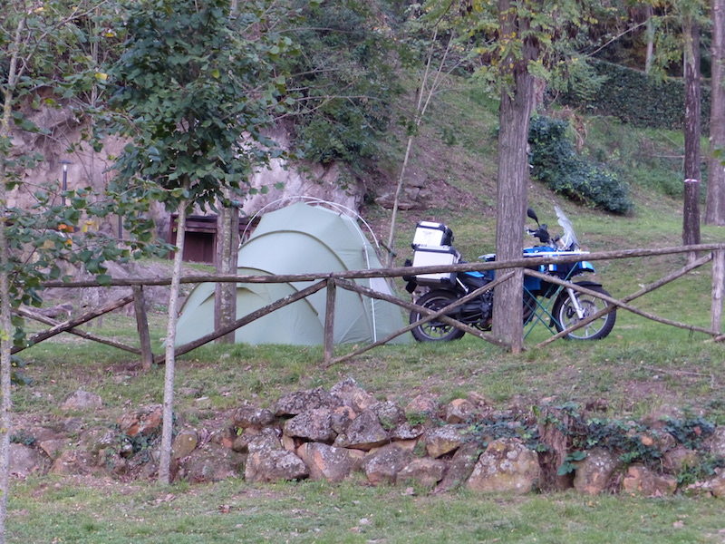 Zelt und Motorrad